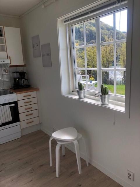 Koselig Nyoppusset 3 Roms Leilighet Med Egen Parkeringsplass I Rolige Omgivelse Naer Sjoen, 2 Mil Nord For Bergen Sentrum. 외부 사진
