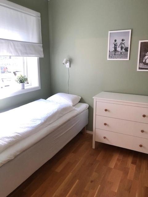 Koselig Nyoppusset 3 Roms Leilighet Med Egen Parkeringsplass I Rolige Omgivelse Naer Sjoen, 2 Mil Nord For Bergen Sentrum. 외부 사진