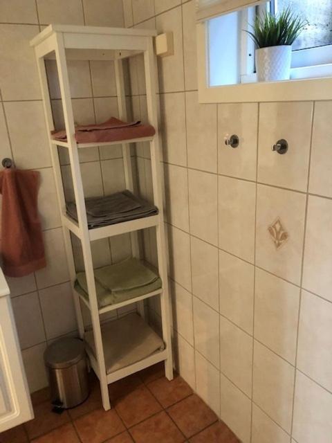 Koselig Nyoppusset 3 Roms Leilighet Med Egen Parkeringsplass I Rolige Omgivelse Naer Sjoen, 2 Mil Nord For Bergen Sentrum. 외부 사진